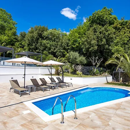 Garden With Pool Apartment